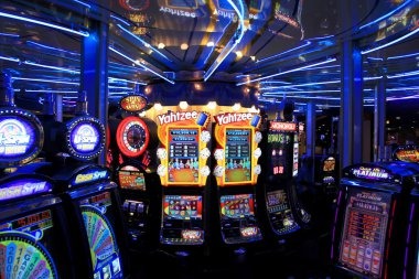 Live blackjack and roulette dealer in slot838 HD studio showing real-time game action and result announcement
